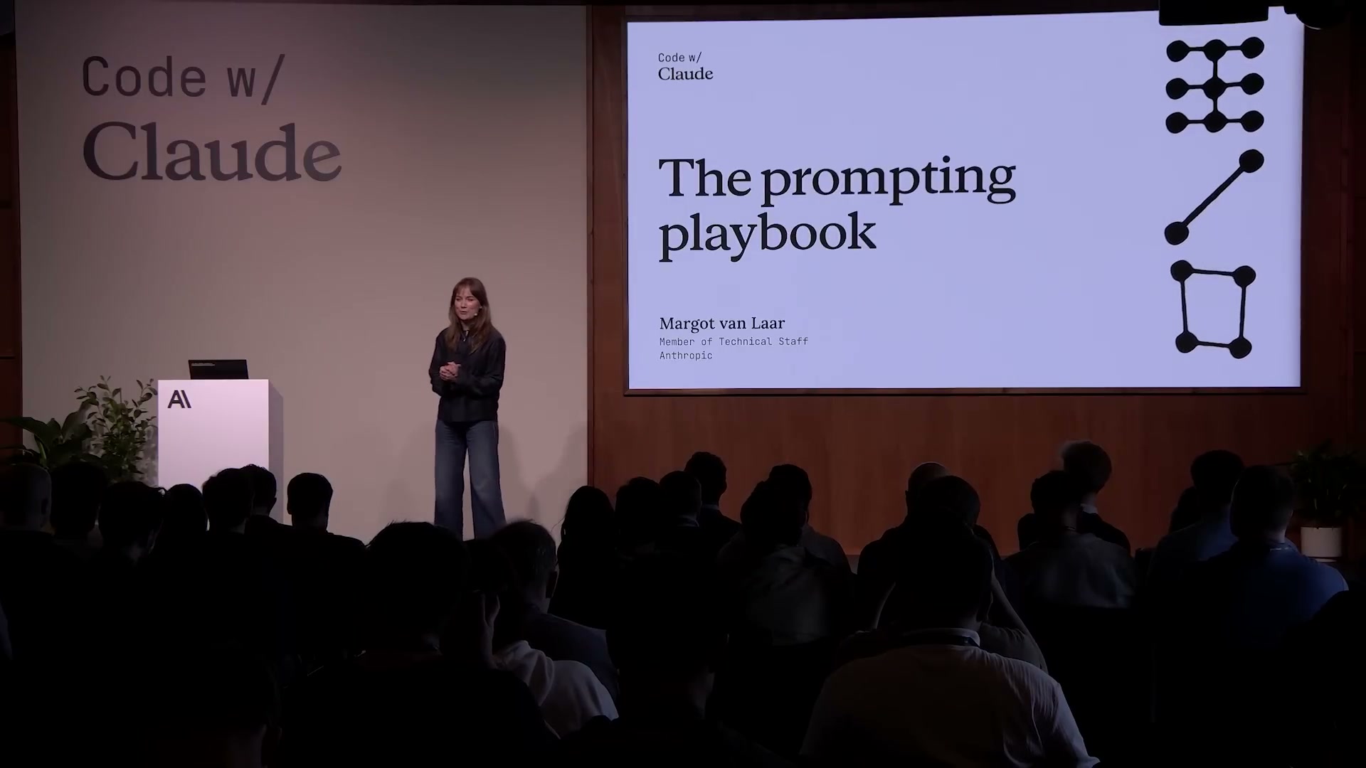 Code w/ Claudeイベントでプロンプトプレイブックを発表するMargot van Laar