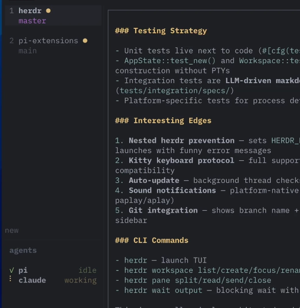 herdrのサイドバー拡大。上段にワークスペース（herdr/master・pi-extensions/main）、下段の『agents』に pi が idle、claude が working と状態がラベル表示されている