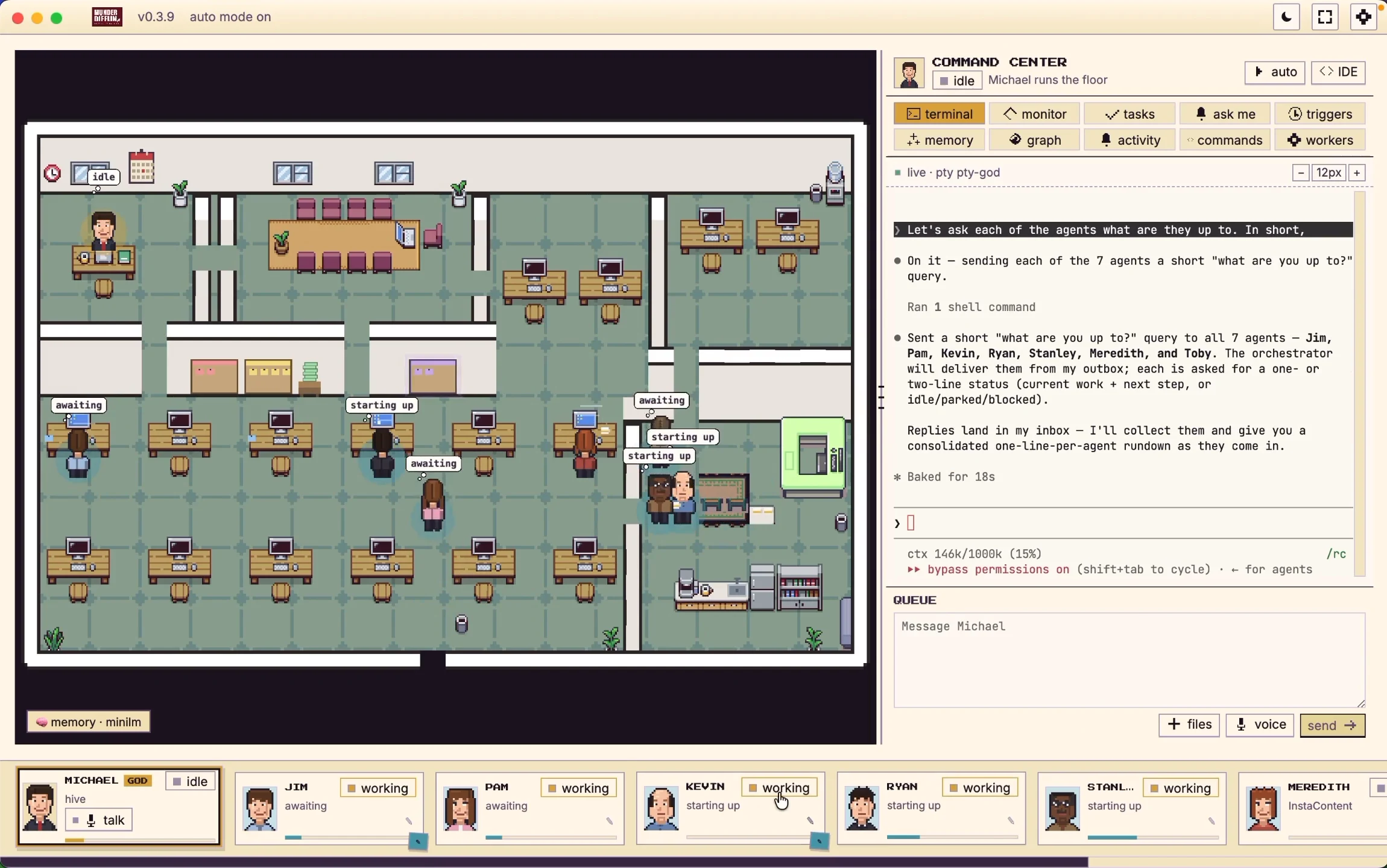 Munder Difflinのオフィスフロア画面。左にピクセルアートのオフィスで7人のエージェントが席に着き、右にCommand Centerのターミナルで統括エージェントMichaelが各エージェントへ状況確認を送っている